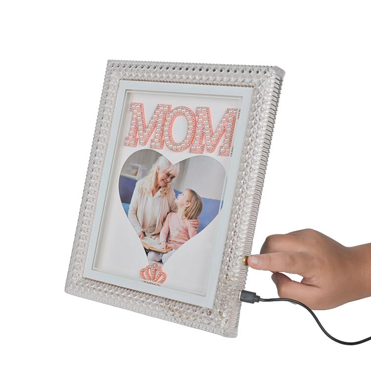 Led Işıklı İnci Taşlı Mom Kristal Fotoğraf Çerçevesi - 20x25cm